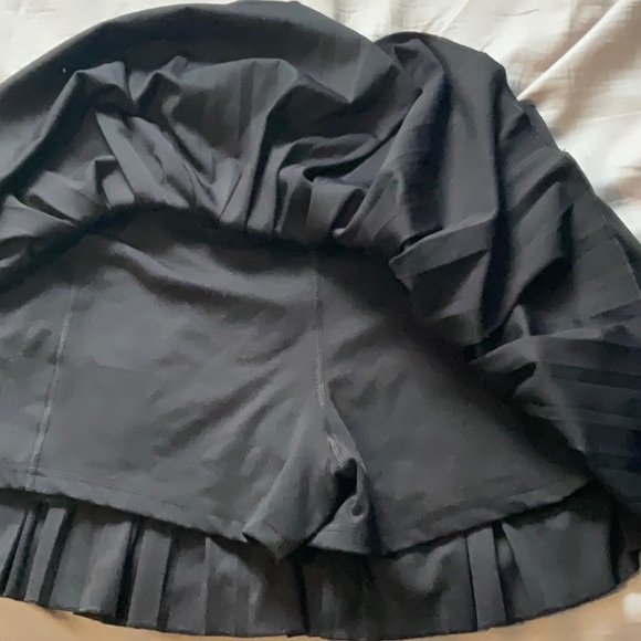 Black, pleated athletic skort from garage - Picture 3 of 4